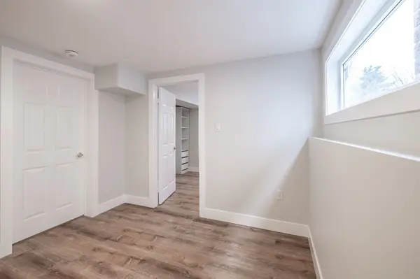 31 Finlay RD, Barrie, ON L4N 7T8