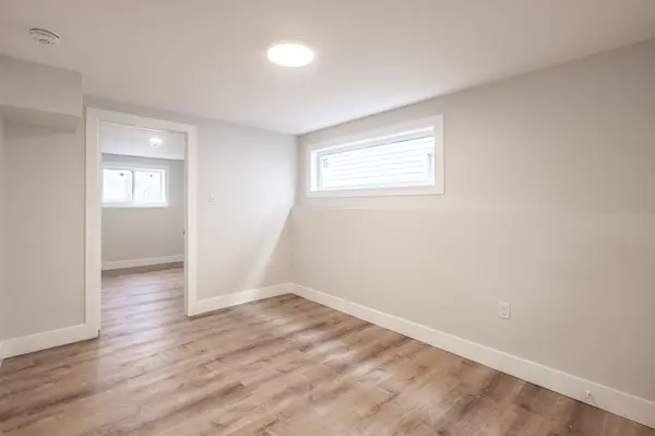 31 Finlay RD, Barrie, ON L4N 7T8