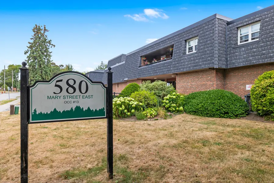 580 Mary ST E #102, Whitby, ON L1N 2R3