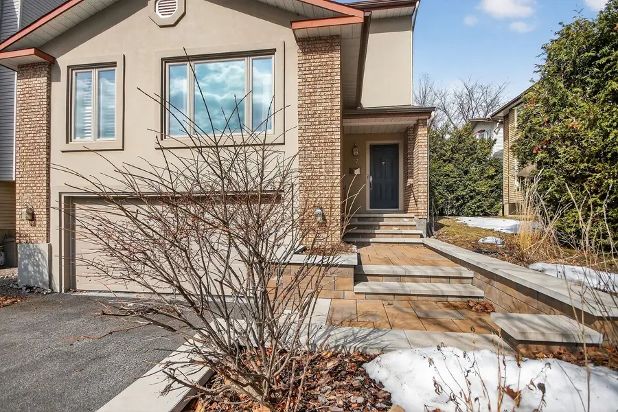 37 Gillespie CRES N, Hunt Club - Windsor Park Village And Area, ON K1V 0C1