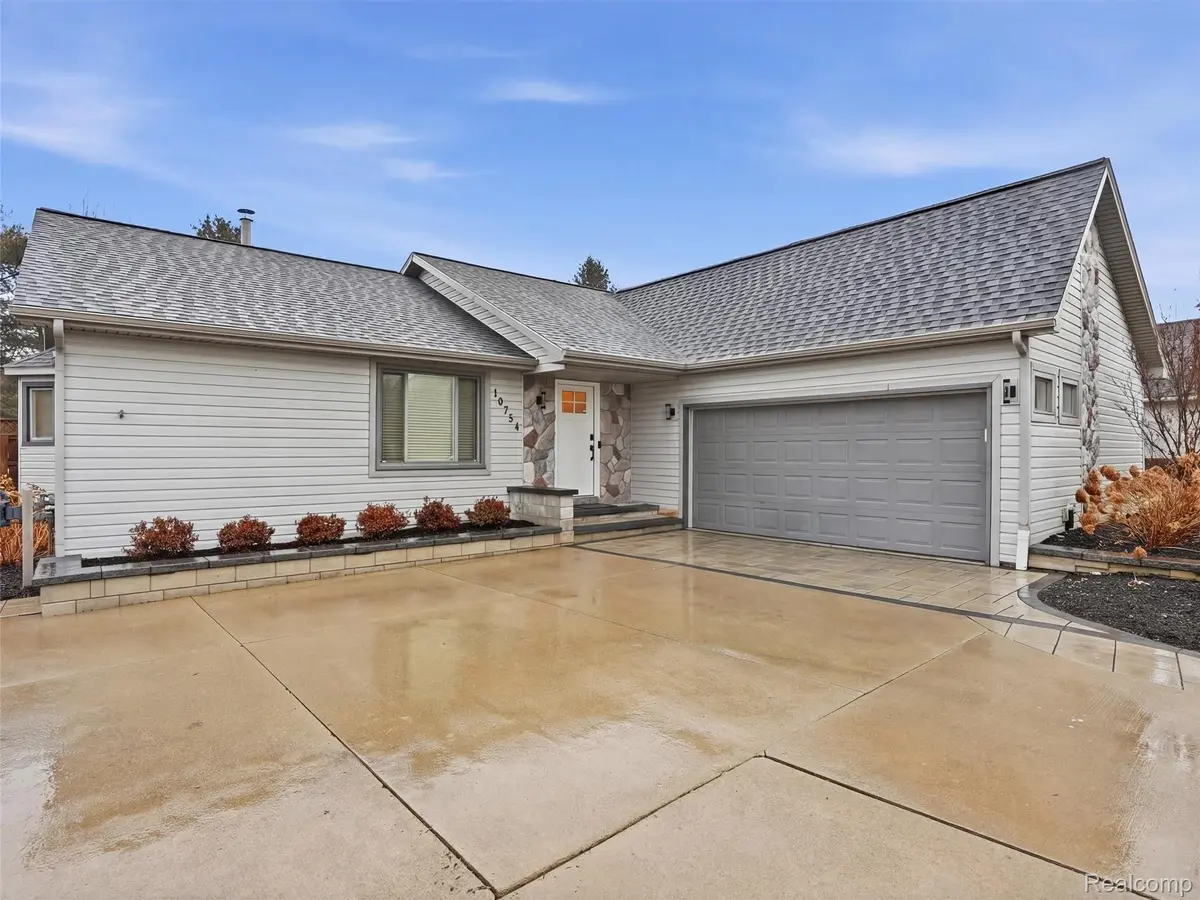 10754 Oxbow Lakeshore DR, White Lake Charter Township, MI 48386