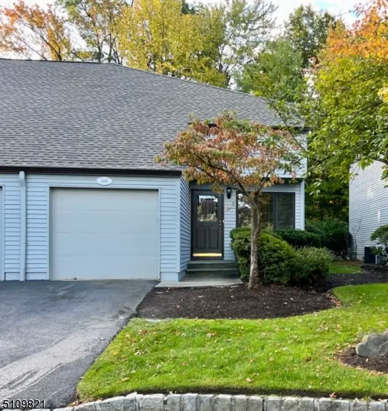 66 Stonegate Dr, Roseland Boro, NJ 07068