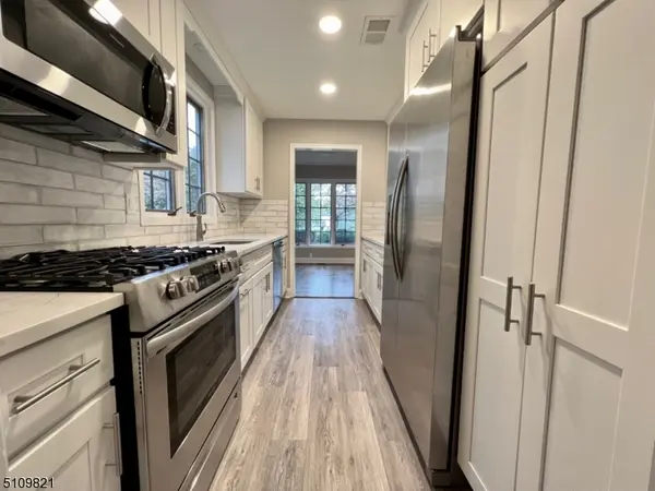 66 Stonegate Dr, Roseland Boro, NJ 07068