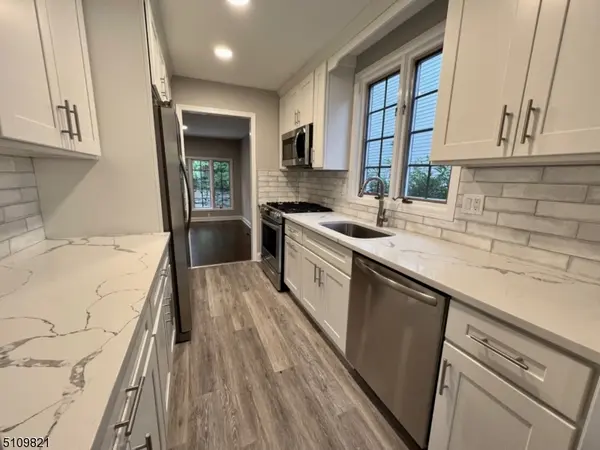 66 Stonegate Dr, Roseland Boro, NJ 07068