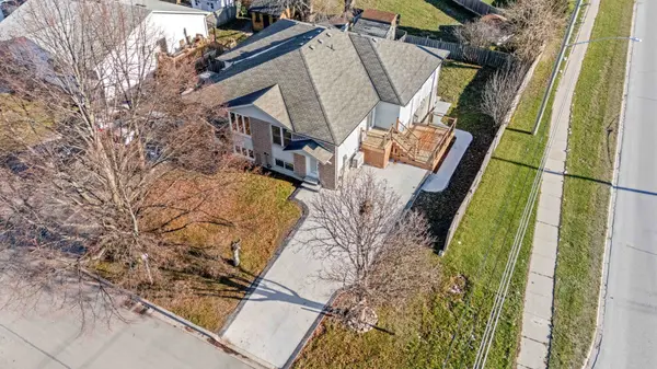 1 LOCKHART Gate, Clarington, ON L1C 4K9