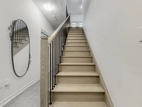 30 Paisley DR, Bradford West Gwillimbury, ON L3Y 0A3