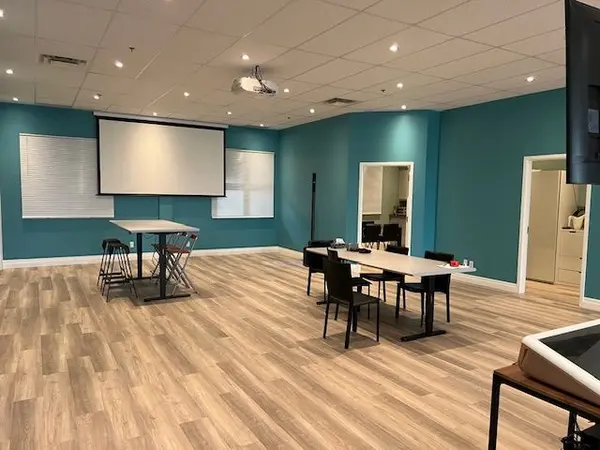 10 Brodie DR #2, Richmond Hill, ON L4B 3K8