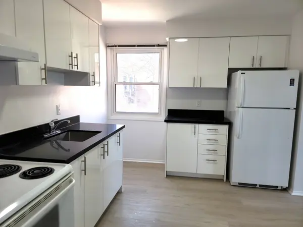 2 Orchard Heights BLVD #218, Aurora, ON L4G 3W3