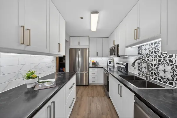 6 NIAGARA ST #208, Grimsby, ON L3M 5A4