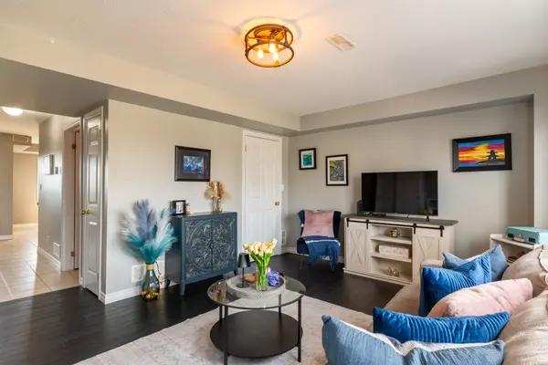 638 Woodlawn RD E #B, Guelph, ON N1E 0K4