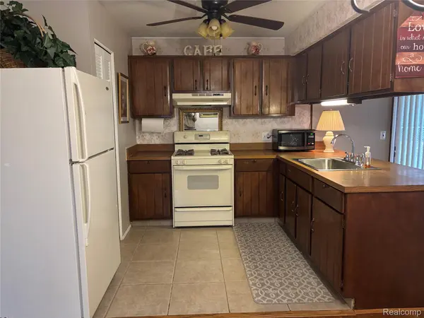 740 Sheffield DR, Madison Heights, MI 48071