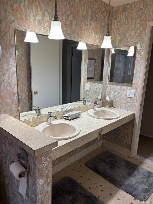 740 Sheffield DR, Madison Heights, MI 48071