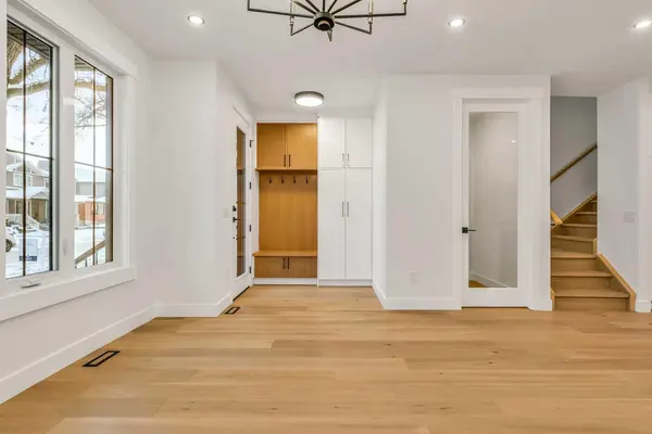 642 25 AVE NW, Calgary, AB T2M 2A9