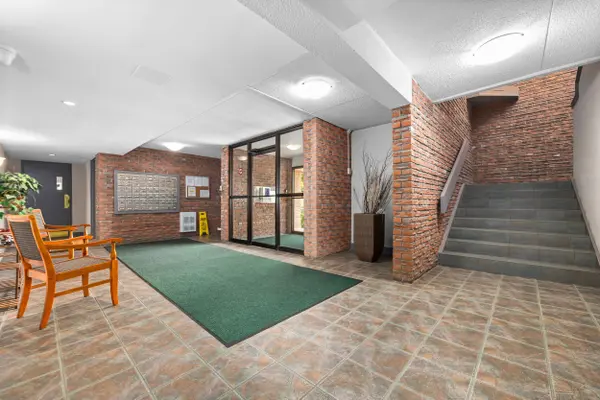 580 Mary ST E #102, Whitby, ON L1N 2R3