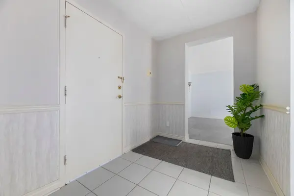 580 Mary ST E #102, Whitby, ON L1N 2R3