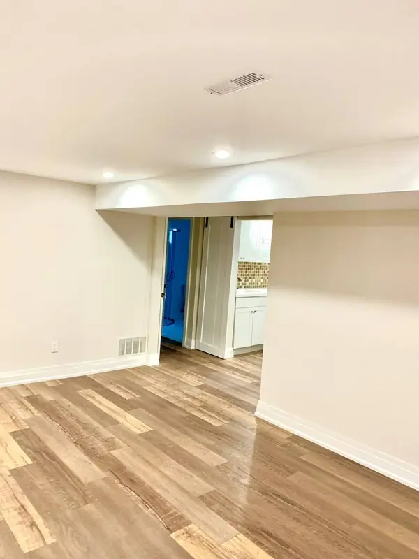 5 Mcdonald DR #BSMT, Aurora, ON L4G 2T4