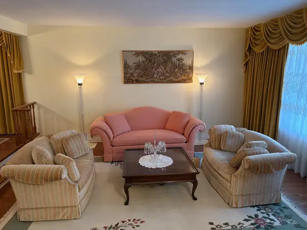 2524 Avongate DR S, Mississauga, ON L5C 2X5