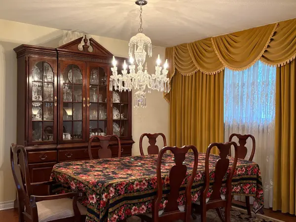 2524 Avongate DR S, Mississauga, ON L5C 2X5