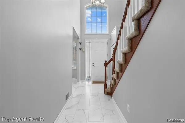 1066 Lorenzo CT, Troy, MI 48085