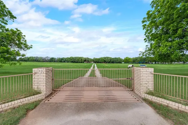 460 J E Woody Road, Springtown, TX 76082