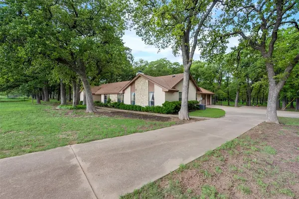 460 J E Woody Road, Springtown, TX 76082