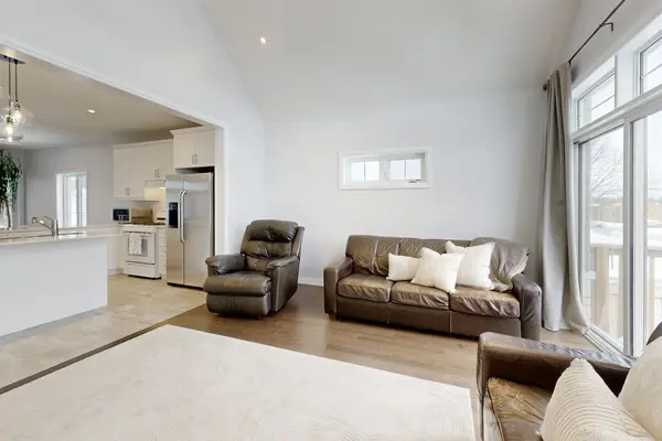 2 Holtby CT, Scugog, ON L9L 0B4