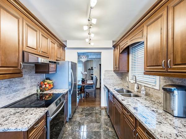 2036 Chrisdon RD,  Burlington,  ON L7M 3W8