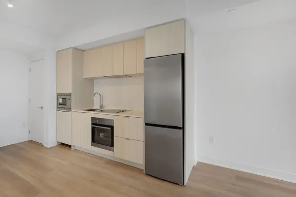 86 Dundas ST E #1015, Mississauga, ON L5A 1W4