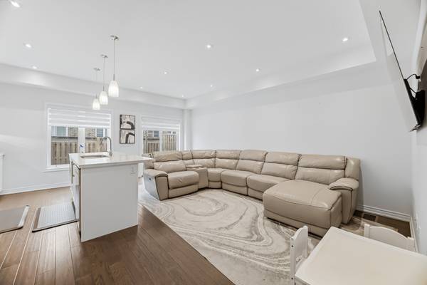 21 Madonna DR #8, Hamilton, ON L9B 0H1