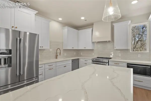 19 Noyer CT, Colorado Springs, CO 80906