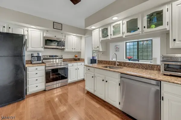 2 Foxwood Dr #E, Morris Plains Boro, NJ 07950