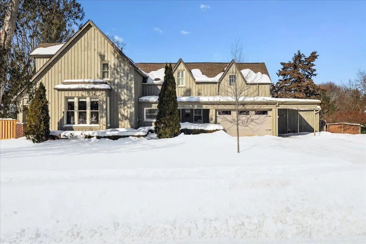 42 Royal RD, Aurora, ON L4G 1A9