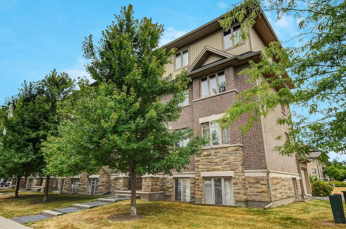 188 Hornchurch LN #E, Barrhaven, ON K2J 2T3