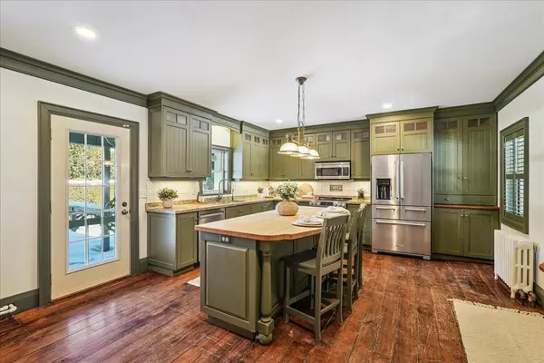 42 Royal RD, Aurora, ON L4G 1A9