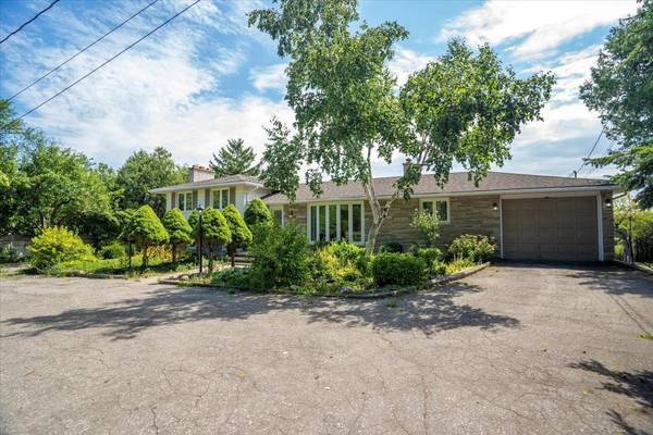 1296 Waterdown RD, Burlington, ON L7P 0T4