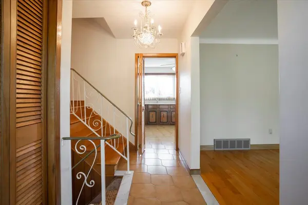 1296 Waterdown RD, Burlington, ON L7P 0T4