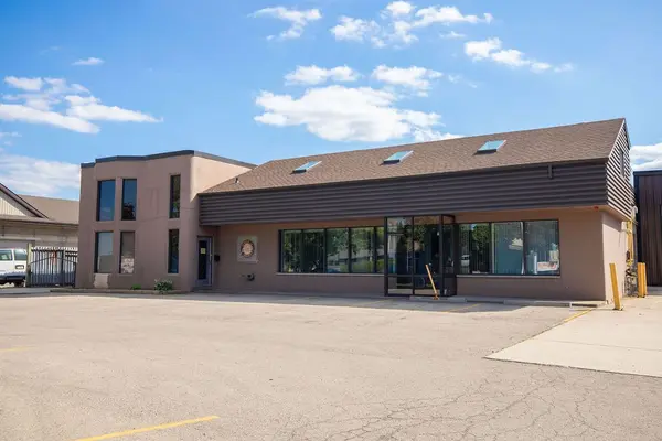 190 Hempstead DR, Hamilton, ON L8W 2E3