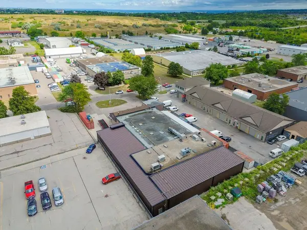 190 Hempstead DR, Hamilton, ON L8W 2E3