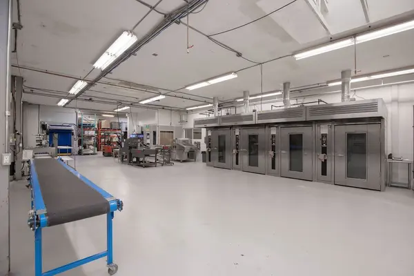 190 Hempstead DR, Hamilton, ON L8W 2E3