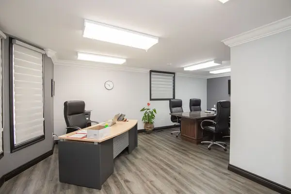 190 Hempstead DR, Hamilton, ON L8W 2E3