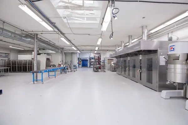 190 Hempstead DR, Hamilton, ON L8W 2E3