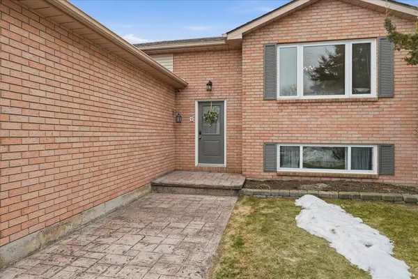 4 Harbourview CRES, Prince Edward County, ON K0K 3L0