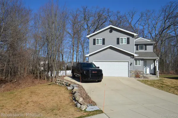 350 Fountain Park DR, Waterford Charter Township, MI 48327