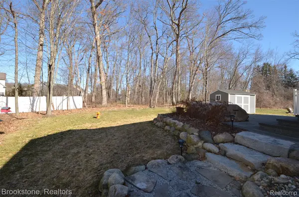 350 Fountain Park DR, Waterford Charter Township, MI 48327