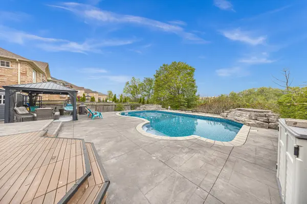 8 St Philip CT, Whitby, ON L1P 0A5