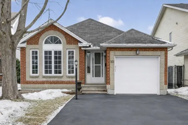 161 Longshire CIR, Barrhaven, ON K2J 4L2