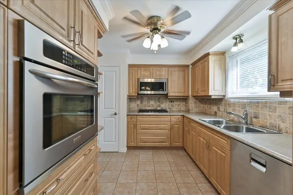 378 East 24th ST, Hamilton, ON L8V 4V2