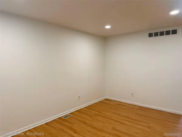 8401 18 Mile RD #196, Sterling Heights, MI 48313