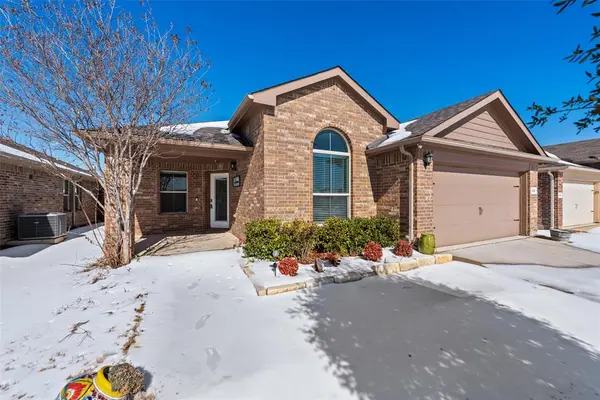 328 Foxhunter Street, Fort Worth, TX 76131