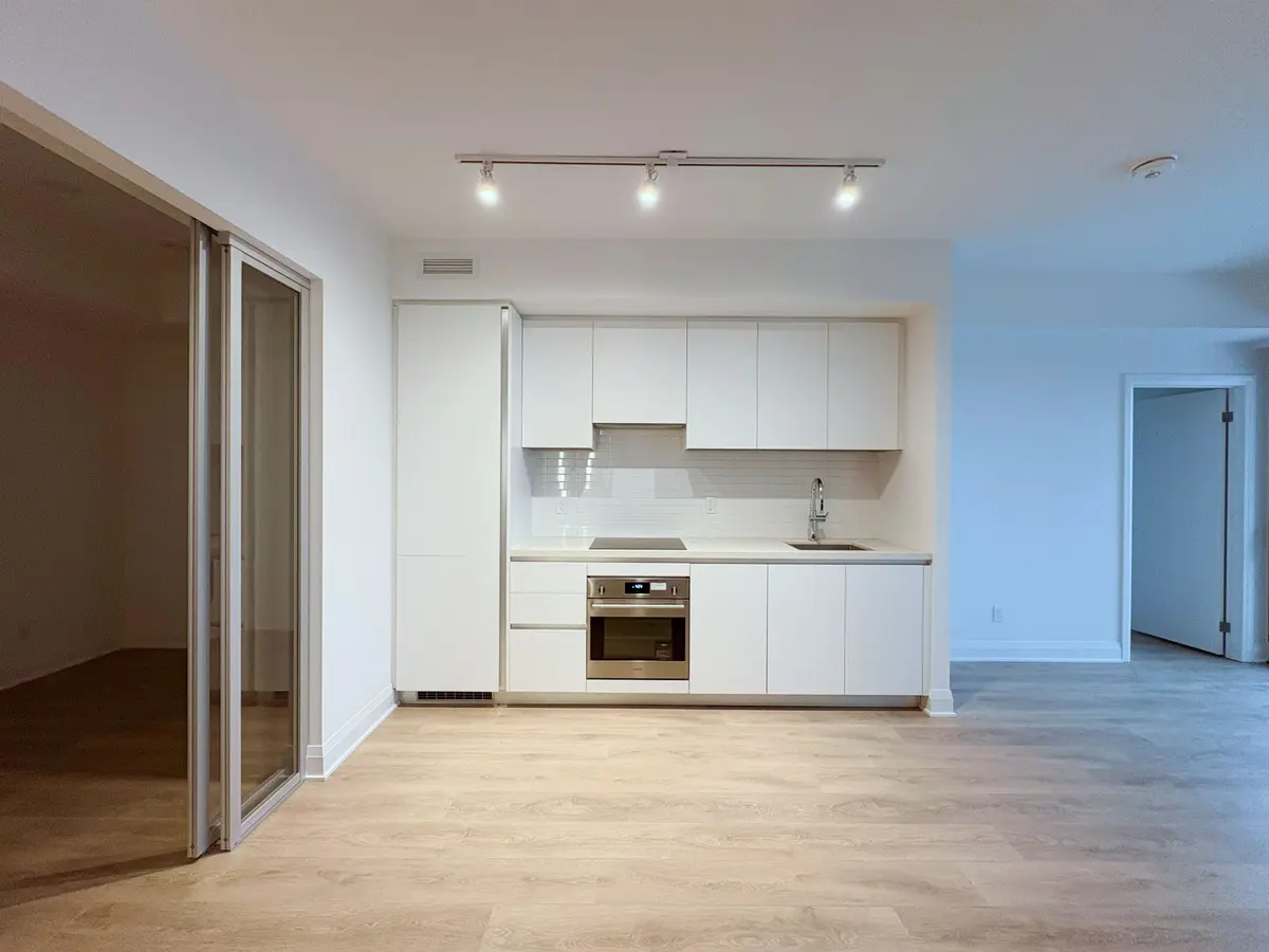 2 Erskine RD #2103, Mississauga, ON L5B 0S1